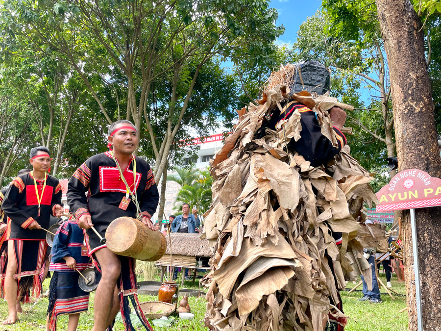 Sự xuất hiện của pram tạo không khí sôi động, cuốn hút cho lễ hội. Ảnh: Phương Duyên