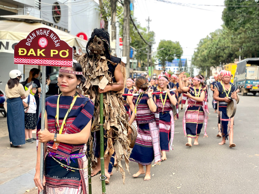Xưa kia, đồng bào Tây Nguyên cải dạng với chủ ý dọa dẫm, xua đuổi thú dữ. Ảnh: Phương Duyên