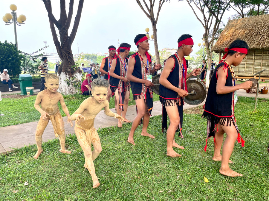 2 pơtual nhỏ tuổi, ngộ nghĩnh hóa trang bằng bùn đất. Ảnh: Phương Duyên