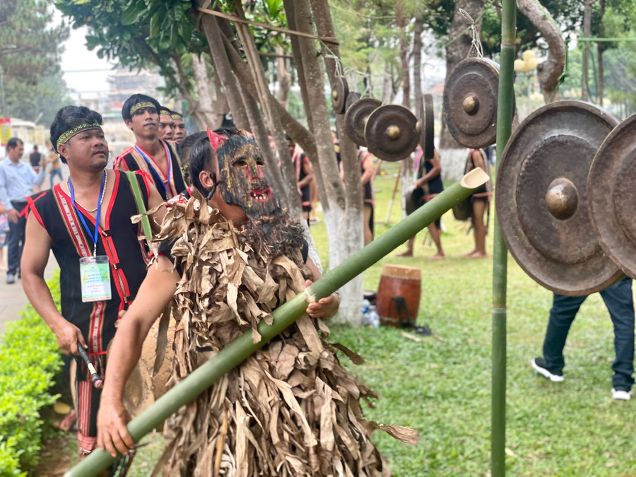 Ngày nay, các pram là nhân vật không thể thiếu trong &quot;biên chế&quot; của đội cồng chiêng một số địa phương. Ảnh: Phương Duyên