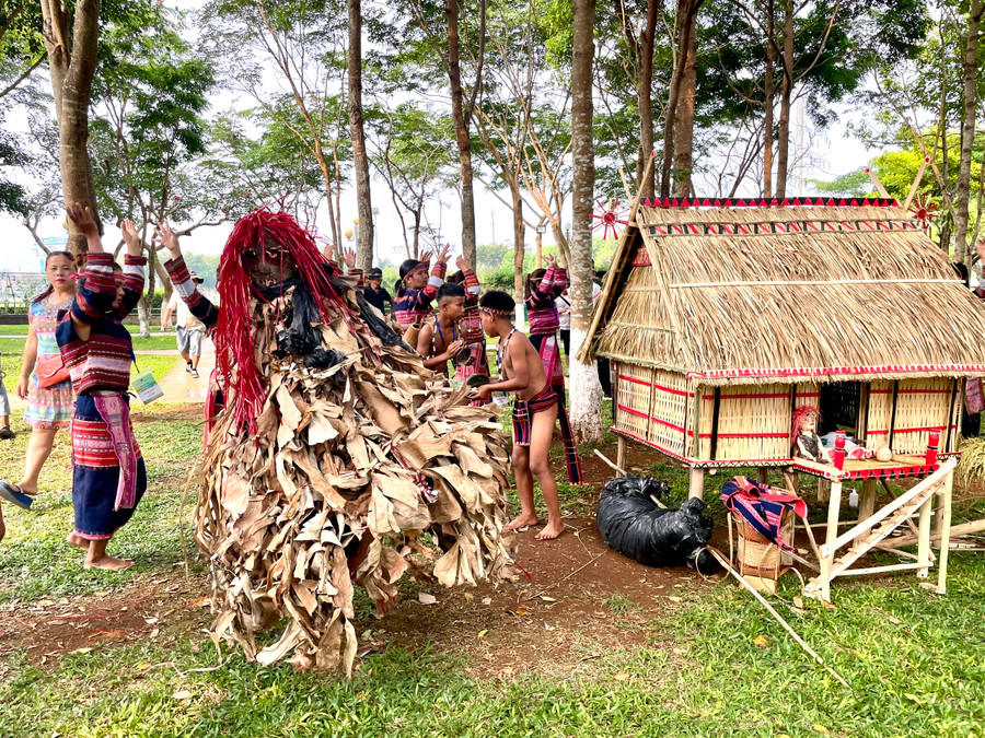 Lá khô, mặt nạ gỗ được một nghệ nhân sử dụng để hóa trang. Ảnh: Phương Duyên