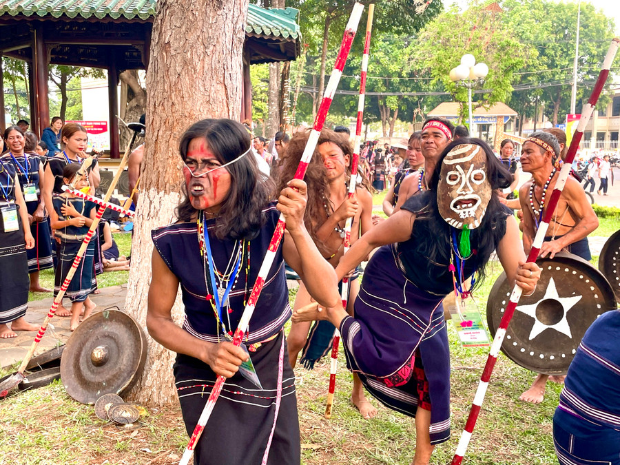 Một nữ pơtual với biểu cảm gây cười khiến khán giả thích thú. Ảnh: Phương Duyên