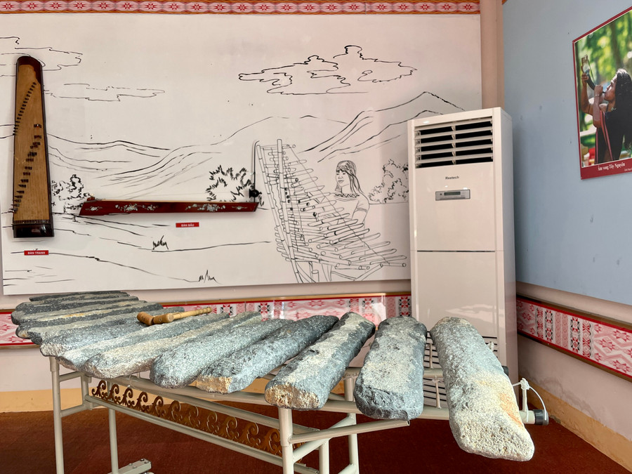 Bộ đàn đá được trưng bày tại triển lãm. Ảnh: Lam Nguyên Bộ đàn đá được trưng bày tại triển lãm. Ảnh: Lam Nguyên