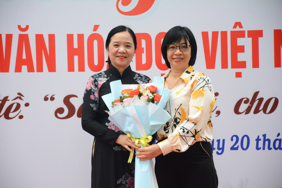 Phó Chủ tịch UBND tỉnh Nguyễn Thị Thanh Lịch tặng hoa cảm ơn Tiến sĩ Vũ Dương Thúy Ngà-nguyên Vụ trưởng Vụ Thư viện (Bộ Văn hóa-Thể thao và Du lịch). Ảnh: Lam Nguyên Phó Chủ tịch UBND tỉnh Nguyễn Thị Thanh Lịch tặng hoa cảm ơn Tiến sĩ Vũ Dương Thúy Ngà-nguyên Vụ trưởng Vụ Thư viện (Bộ Văn hóa-Thể thao và Du lịch). Ảnh: Lam Nguyên