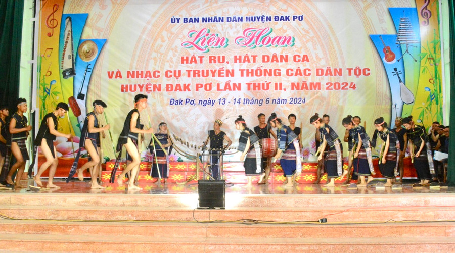 Một tiết mục của xã Phú An tại Liên hoan hát ru, hát dân ca và nhạc cụ truyền thống các dân tộc huyện Đak Pơ. Ảnh: Lam Nguyên Một tiết mục của xã Phú An tại Liên hoan hát ru, hát dân ca và nhạc cụ truyền thống các dân tộc huyện Đak Pơ. Ảnh: Lam Nguyên
