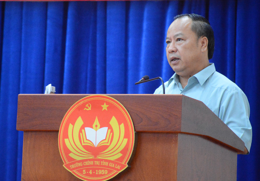Phó Bí thư Thường trực Tỉnh ủy Châu Ngọc Tuấn đến dự và phát biểu tại lễ khai giảng lớp bồi dưỡng dành cho cán bộ thuộc diện Ban Thường vụ Tỉnh ủy quản lý. Ảnh: Lam Nguyên