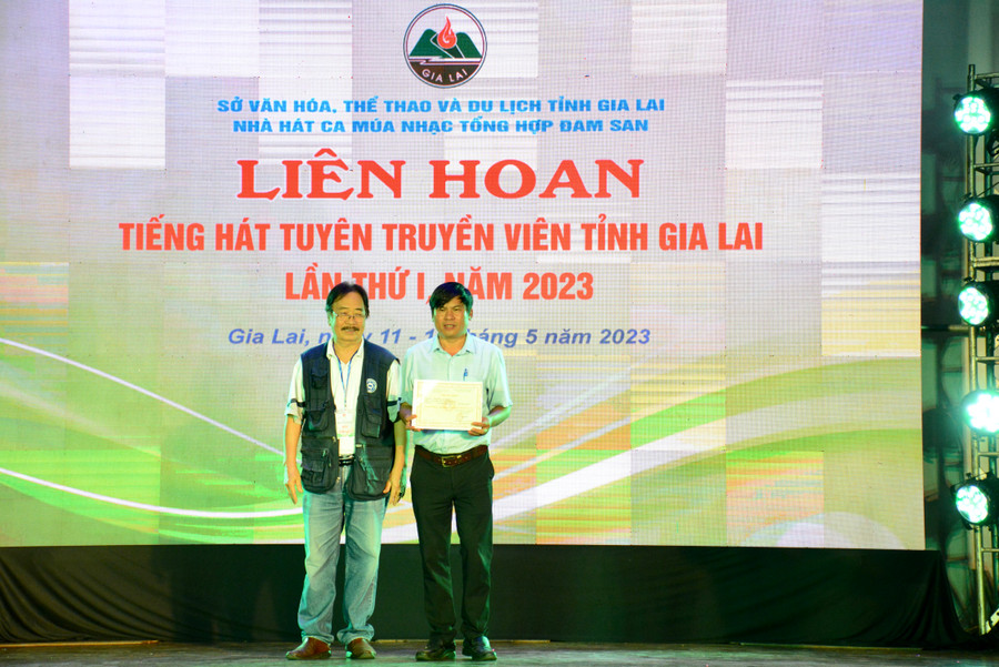 Nhạc sĩ Lê Xuân Hoan-Trưởng ban Giám khảo-trao giải A thể loại song ca cho đại diện Trung tâm VH-TT và TT huyện Ia Grai. Ảnh: Lam Nguyên Nhạc sĩ Lê Xuân Hoan-Trưởng ban Giám khảo-trao giải A thể loại song ca cho đại diện Trung tâm VH-TT và TT huyện Ia Grai. Ảnh: Lam Nguyên