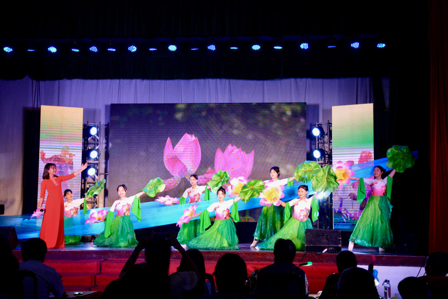 Tiết mục "Từ làng Sen" do tuyên truyền viên Thanh Diệu (Trung tâm VH-TTvà TT huyện Mang Yang) thể hiện đã được trao giải A thể loại đơn ca. Ảnh: Lam Nguyên Tiết mục "Từ làng Sen" do tuyên truyền viên Thanh Diệu (Trung tâm VH-TTvà TT huyện Mang Yang) thể hiện đã được trao giải A thể loại đơn ca. Ảnh: Lam Nguyên