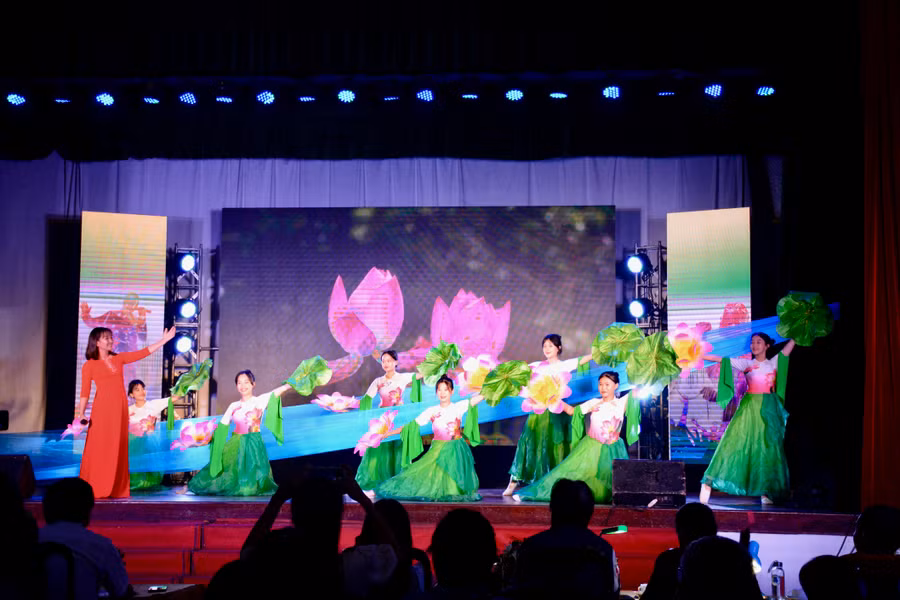 Tiết mục "Từ làng Sen" do tuyên truyền viên Thanh Diệu (Trung tâm VH-TTvà TT huyện Mang Yang) thể hiện đã được trao giải A thể loại đơn ca. Ảnh: Lam Nguyên Tiết mục "Từ làng Sen" do tuyên truyền viên Thanh Diệu (Trung tâm VH-TTvà TT huyện Mang Yang) thể hiện đã được trao giải A thể loại đơn ca. Ảnh: Lam Nguyên