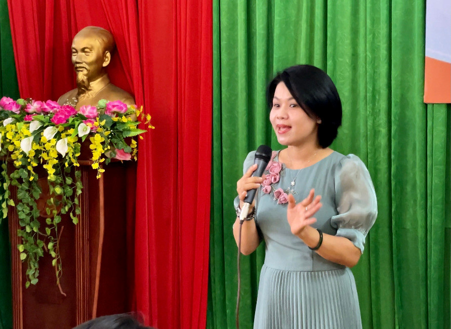 Nhà thơ Ngô Thanh Vân-Phó Chủ tịch Hội Văn học Nghệ thuật tỉnh Gia Lai trao đổi với học sinh lớp bồi dưỡng về cảm hứng sáng tác văn chương. Ảnh: Lam Nguyên Nhà thơ Ngô Thanh Vân-Phó Chủ tịch Hội Văn học Nghệ thuật tỉnh Gia Lai trao đổi với học sinh lớp bồi dưỡng về cảm hứng sáng tác văn chương. Ảnh: Lam Nguyên