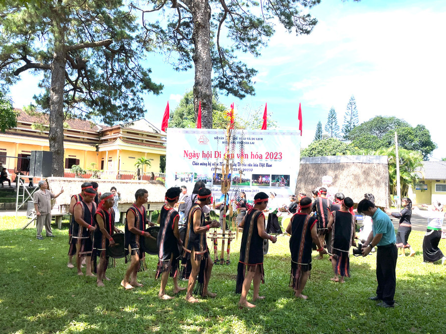 Phần trình diễn của đoàn nghệ nhân cồng chiêng Plei Ốp (TP. Pleiku) tại Ngày hội. Ảnh: Lam Nguyên Phần trình diễn của đoàn nghệ nhân cồng chiêng Plei Ốp (TP. Pleiku) tại Ngày hội. Ảnh: Lam Nguyên