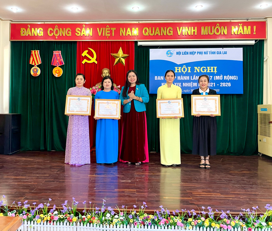 Chủ tịch Hội LHPN tỉnh Gia Lai Rơ Chăm H’Hồng trao bằng khen của Trung ương Hội LHPN Việt Nam cho các tập thể xuất sắc. Ảnh: Lam Nguyên
