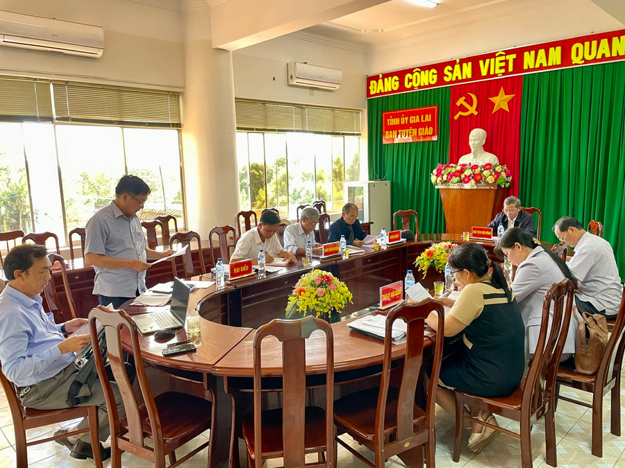 Quang cảnh cuộc họp giữa Hội đồng thẩm định với Ban Biên soạn công trình. Ảnh: Lam Nguyên