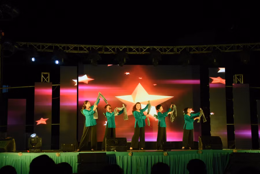 Sau liên hoan, những giọng hát hay, có phong cách biểu diễn tốt sẽ được bồi dưỡng để trở thành nòng cốt trong công tác tuyên truyền ở cơ sở. (Ảnh minh họa: Lam Nguyên).