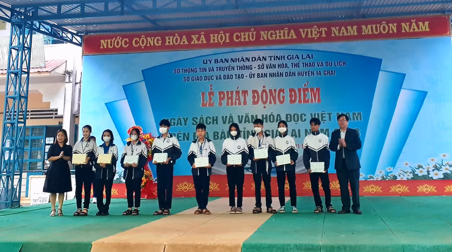 Trao quà khuyến đọc cho học sinh nhà trường. Ảnh: Lam Nguyên