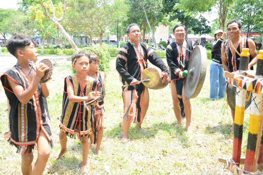 Nghệ nhân &quot;nhí&quot; huyện Krông Pa góp vui với âm thanh rộn ràng của những chiếc chũm chọe. Ảnh: Lam Nguyên