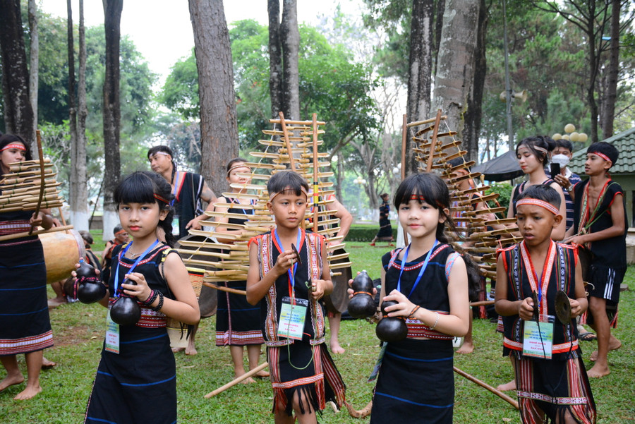 Thế hệ &quot;măng non&quot; trong đội nghệ nhân đến từ huyện Đak Đoa. Ảnh: Lam Nguyên