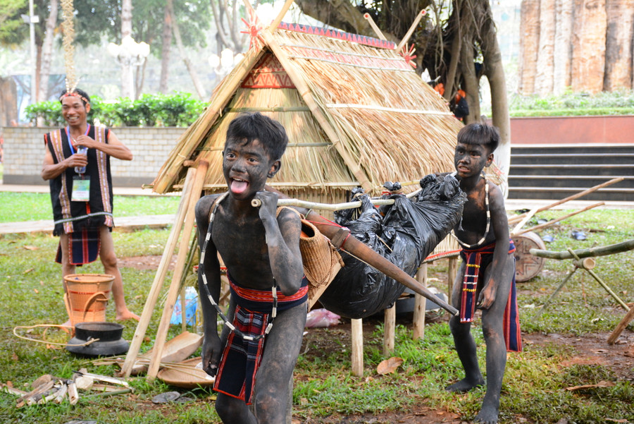 2 pơtual &quot;nhí&quot; thị xã An Khê thu hút ống kính của mọi du khách. Ảnh: Lam Nguyên