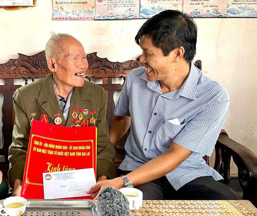 Phó Chủ tịch Ủy ban MTTQ Việt Nam tỉnh Gia Lai Đinh Ngọc Hải trao phần quà của tỉnh đến cựu chiến binh Lưu Thế Quý (thôn Phú Cường, xã Ia Pal, huyện Chư Sê). Ảnh: Lam Nguyên