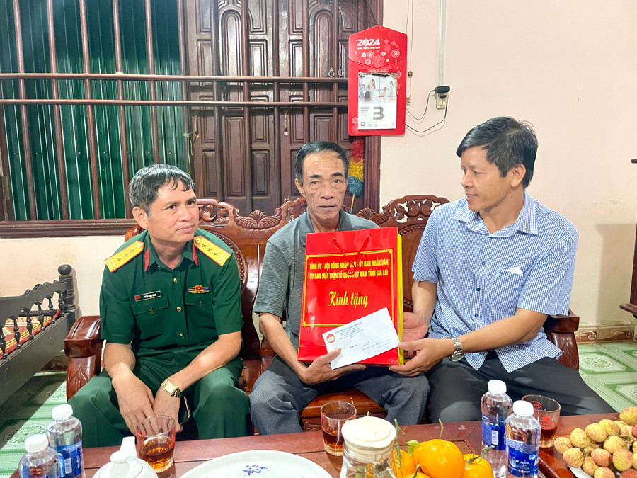 Đoàn công tác đến thăm gia đình thân nhân cựu chiến binh Nguyễn Văn Tân (thị trấn Chư Ty, huyện Đức Cơ). Ảnh: Lam Nguyên