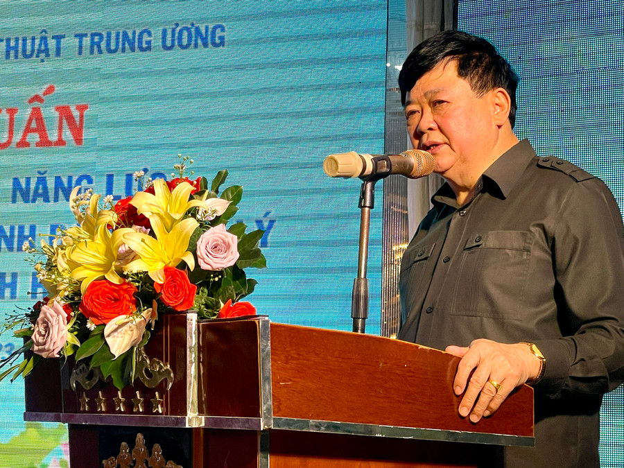 PGS-TS, nhà văn Nguyễn Thế Kỷ phát biểu khai mạc hội nghị tập huấn. Ảnh: Lam Nguyên PGS-TS, nhà văn Nguyễn Thế Kỷ phát biểu khai mạc hội nghị tập huấn. Ảnh: Lam Nguyên