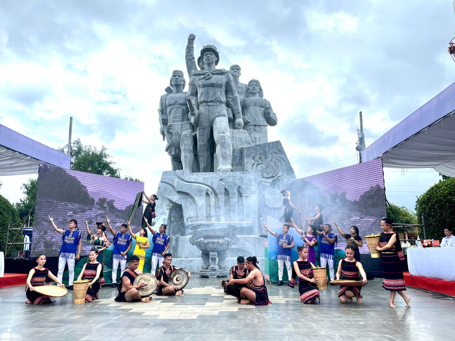 Một tiết mục trong chương trình nghệ thuật. Ảnh: Lam Nguyên Một tiết mục trong chương trình nghệ thuật. Ảnh: Lam Nguyên