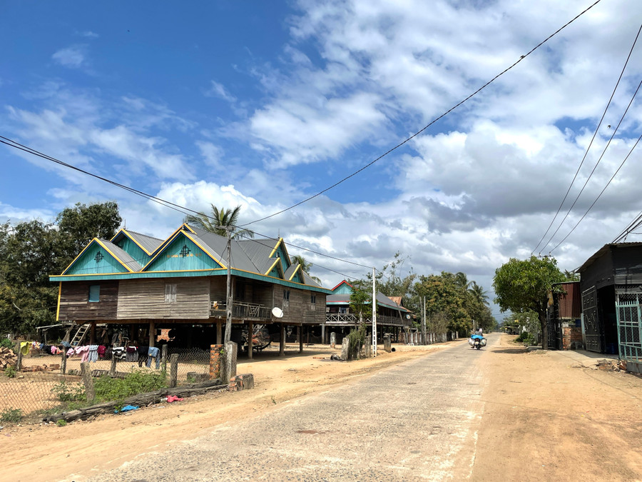 Thêm 1 ngôi nhà sàn mái Thái bề thế. Ảnh: Lam Nguyên