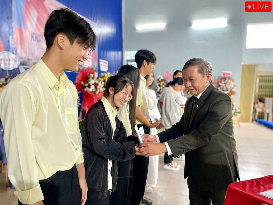Trưởng ban Tuyên giáo Tỉnh ủy Huỳnh Thế Mạnh trao học bổng Nay Der cho 10 em học sinh. Ảnh: Lam Nguyên Trưởng ban Tuyên giáo Tỉnh ủy Huỳnh Thế Mạnh trao học bổng Nay Der cho 10 em học sinh. Ảnh: Lam Nguyên