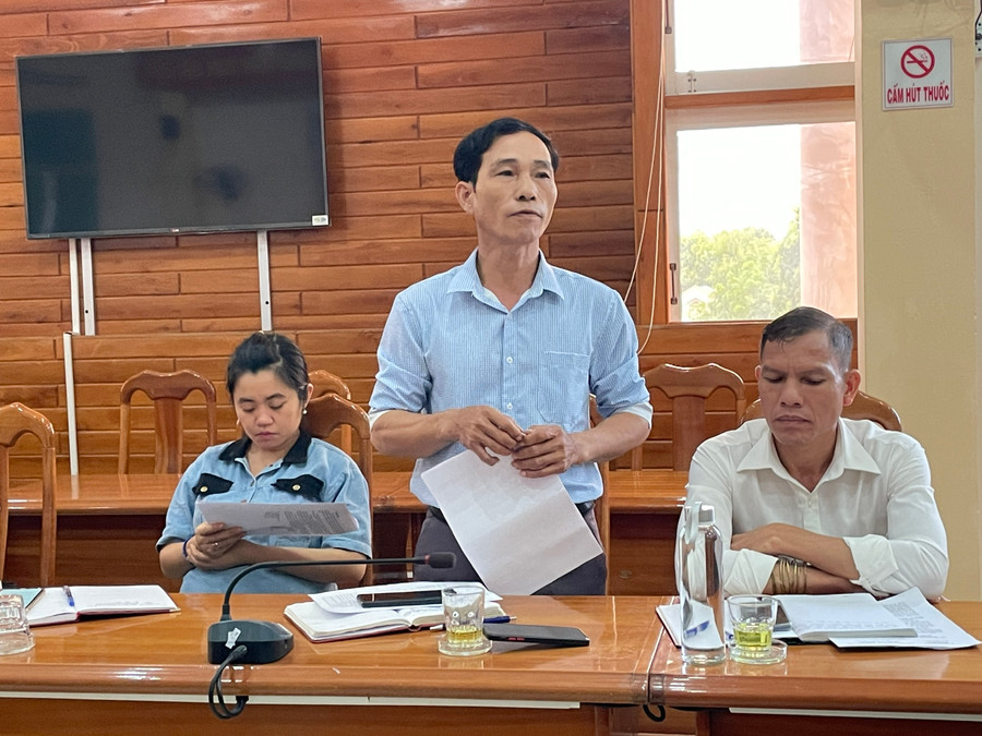 Ông Lương Văn Hiếu-Phó Chủ tịch UBND xã Ia Mrơn, địa phương có nhiều cặp tảo hôn nhất trên địa bàn huyện Ia Pa thời gian qua-nêu những khó khăn trong việc thực hiện quy định của pháp luật về giảm thiểu thực trạng trên. Ảnh: Lam Nguyên Ông Lương Văn Hiếu-Phó Chủ tịch UBND xã Ia Mrơn, địa phương có nhiều cặp tảo hôn nhất trên địa bàn huyện Ia Pa thời gian qua-nêu những khó khăn trong việc thực hiện quy định của pháp luật về giảm thiểu thực trạng trên. Ảnh: Lam Nguyên