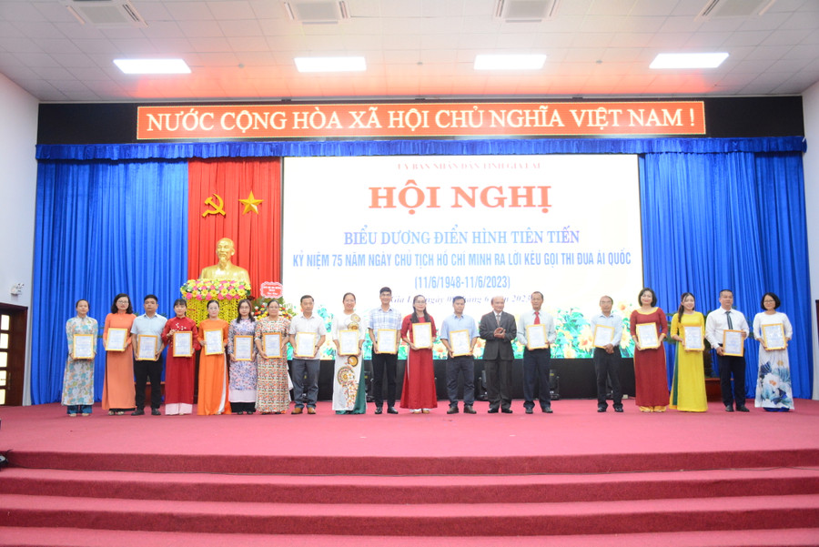 Trao thưởng cho các tác giả đạt giải Cuộc thi viết “Gương người tốt, việc tốt, điển hình tiên tiến xuất sắc” tỉnh Gia Lai lần thứ IV (năm 2022-2023). Ảnh: Lam Nguyên