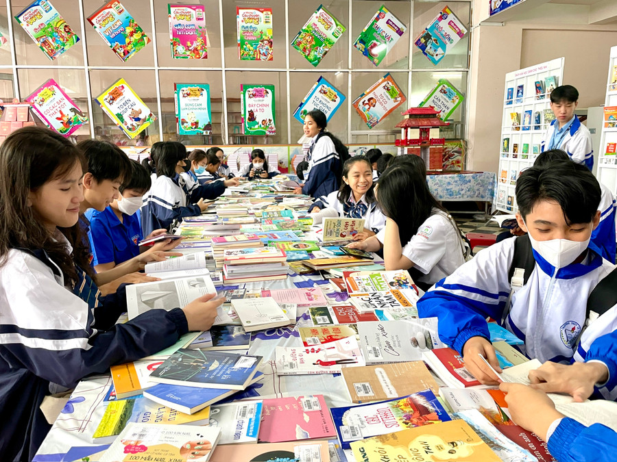Đông đảo học sinh đến với chương trình &quot;Kết nối bạn đọc yêu sách&quot; năm 2023. Ảnh: Lam Nguyên