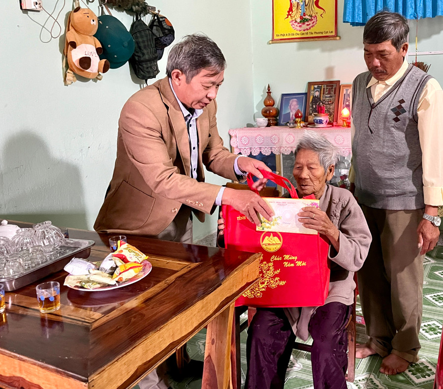 Bà Ngô Thị Thai (thôn 1, xã Hà Tam) xúc động đón nhận món quà Tết của tỉnh. Ảnh: Lam Nguyên Bà Ngô Thị Thai (thôn 1, xã Hà Tam) xúc động đón nhận món quà Tết của tỉnh. Ảnh: Lam Nguyên