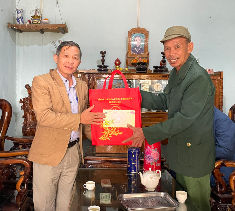 Trưởng ban Tuyên giáo Tỉnh ủy Huỳnh Thế Mạnh thăm hỏi, tặng quà thương binh Văn Tiến Dũng (thôn 1, xã Hà Tam). Ảnh: Lam Nguyên Trưởng ban Tuyên giáo Tỉnh ủy Huỳnh Thế Mạnh thăm hỏi, tặng quà thương binh Văn Tiến Dũng (thôn 1, xã Hà Tam). Ảnh: Lam Nguyên