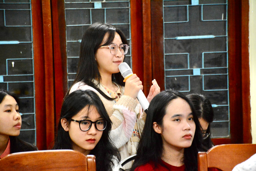 Em Lê Hà Thanh Nhã-học sinh Trường THPT chuyên Hùng Vương, học viên lớp bồi dưỡng “Sáng tác Văn học trẻ-Văn học dân tộc thiểu số” năm 2023 nêu câu hỏi xung quanh Giải thưởng Văn học Kim Đồng lần thứ nhất. Ảnh: Lam Nguyên