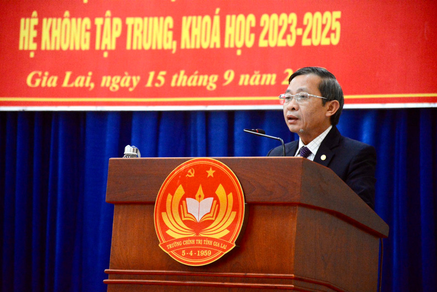 Trưởng ban Tuyên giáo Tỉnh ủy Huỳnh Thế Mạnh đề nghị các học viên nêu cao tinh thần trách nhiệm, nỗ lực nghiên cứu, học tập, rèn luyện. Ảnh: Lam Nguyên