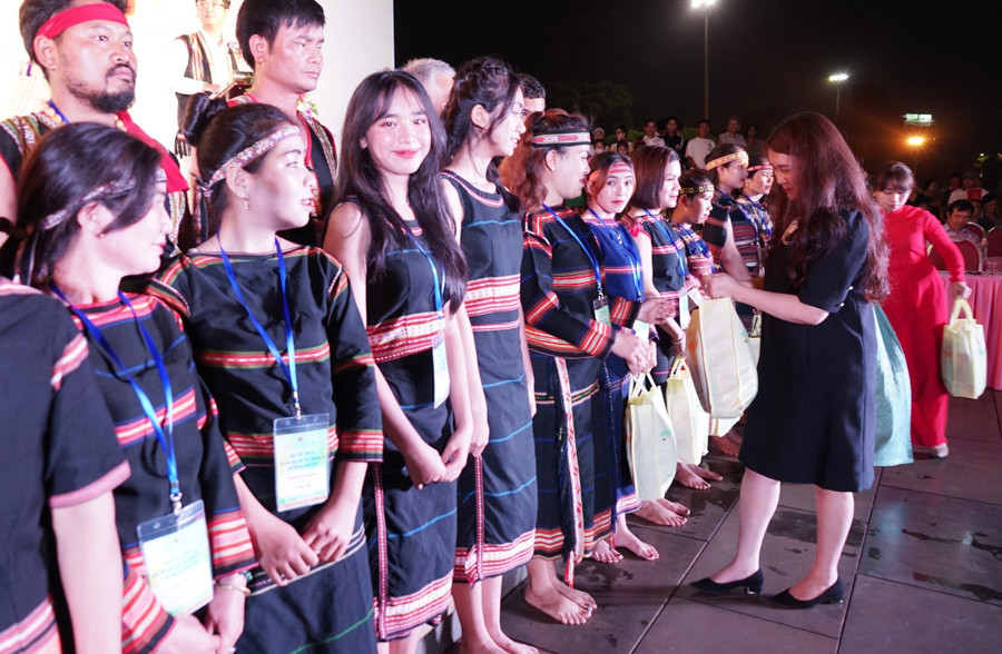 Đại diện Công ty cổ phần Hoàng Anh Gia Lai tặng quà cho các nghệ nhân. Ảnh: Lam Nguyên