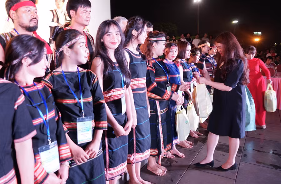 Đại diện Công ty cổ phần Hoàng Anh Gia Lai tặng quà cho các nghệ nhân. Ảnh: Lam Nguyên Đại diện Công ty cổ phần Hoàng Anh Gia Lai tặng quà cho các nghệ nhân. Ảnh: Lam Nguyên