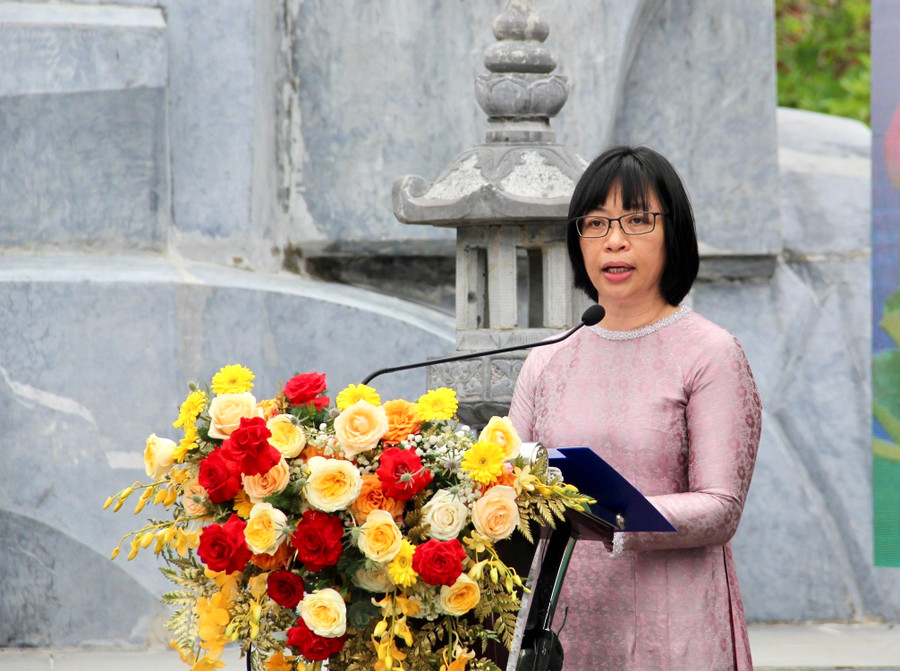 Phó Chủ tịch phụ trách UBND tỉnh Nguyễn Thị Thanh Lịch đọc diễn văn khai mạc. Ảnh: Lam Nguyên Phó Chủ tịch phụ trách UBND tỉnh Nguyễn Thị Thanh Lịch đọc diễn văn khai mạc. Ảnh: Lam Nguyên