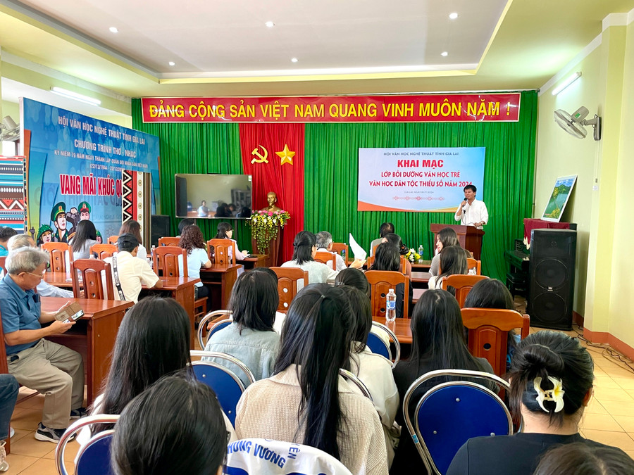 Có 32 học sinh tham gia lớp bồi dưỡng Văn học trẻ-Văn học dân tộc thiểu số năm 2024. Ảnh: Lam Nguyên Có 32 học sinh tham gia lớp bồi dưỡng Văn học trẻ-Văn học dân tộc thiểu số năm 2024. Ảnh: Lam Nguyên