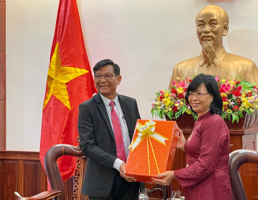 Ngài Dum Phen-Phó Tỉnh trưởng tỉnh Stung Treng (bìa trái) tặng quà và chúc Tết lãnh đạo UBND tỉnh Gia Lai. Ảnh: Lam Nguyên Ngài Dum Phen-Phó Tỉnh trưởng tỉnh Stung Treng (bìa trái) tặng quà và chúc Tết lãnh đạo UBND tỉnh Gia Lai. Ảnh: Lam Nguyên