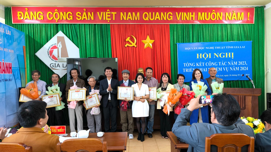 Hội Văn học Nghệ thuật Gia Lai khen thưởng các hội viên có thành tích xuất sắc trong phong trào Hội năm 2023. Ảnh: Lam Nguyên Hội Văn học Nghệ thuật Gia Lai khen thưởng các hội viên có thành tích xuất sắc trong phong trào Hội năm 2023. Ảnh: Lam Nguyên