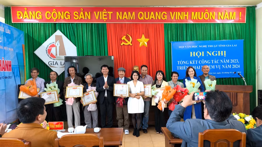 Hội Văn học Nghệ thuật Gia Lai khen thưởng các hội viên có thành tích xuất sắc trong phong trào Hội năm 2023. Ảnh: Lam Nguyên