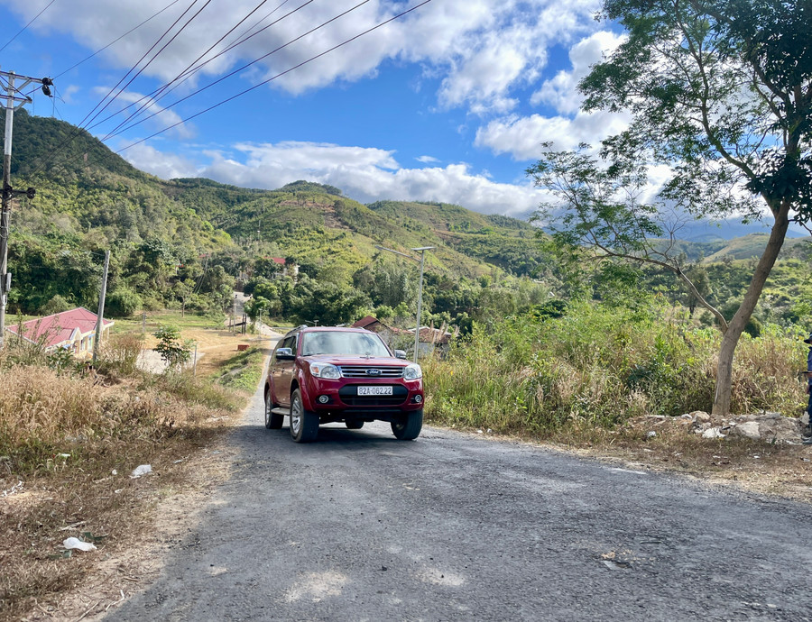 Hạ tầng giao thông được đầu tư khá bài bản, tạo thuận lợi cho việc đi lại, vận chuyển nông sản, giao thương hàng hóa. Ảnh: Lam Nguyên Hạ tầng giao thông được đầu tư khá bài bản, tạo thuận lợi cho việc đi lại, vận chuyển nông sản, giao thương hàng hóa. Ảnh: Lam Nguyên