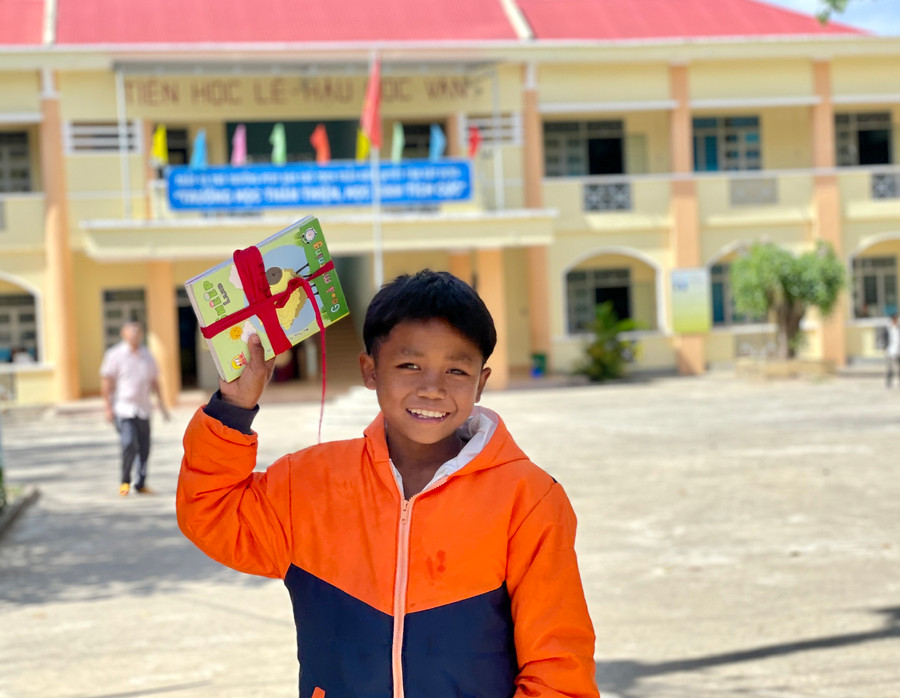 Cậu học trò Bahnar Trường Phổ thông Dân tộc bán trú THCS Trần Kiên vui mừng với phần thưởng sau lễ sơ kết học kỳ I. Ảnh: Lam Nguyên Cậu học trò Bahnar Trường Phổ thông Dân tộc bán trú THCS Trần Kiên vui mừng với phần thưởng sau lễ sơ kết học kỳ I. Ảnh: Lam Nguyên
