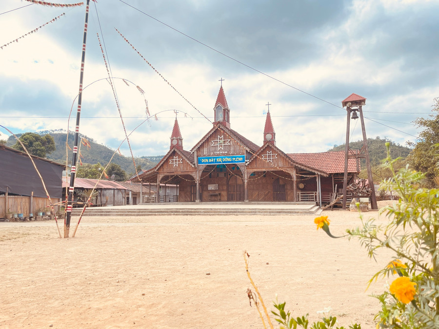 Vẻ đẹp của nhà thờ Giáo xứ Kon Mahar, ngôi giáo đường đủ sức thu hút mọi bước chân lữ hành bởi vẻ uy nghi, cổ kính qua gần 100 năm tồn tại. Ảnh: Lam Nguyên Vẻ đẹp của nhà thờ Giáo xứ Kon Mahar, ngôi giáo đường đủ sức thu hút mọi bước chân lữ hành bởi vẻ uy nghi, cổ kính qua gần 100 năm tồn tại. Ảnh: Lam Nguyên