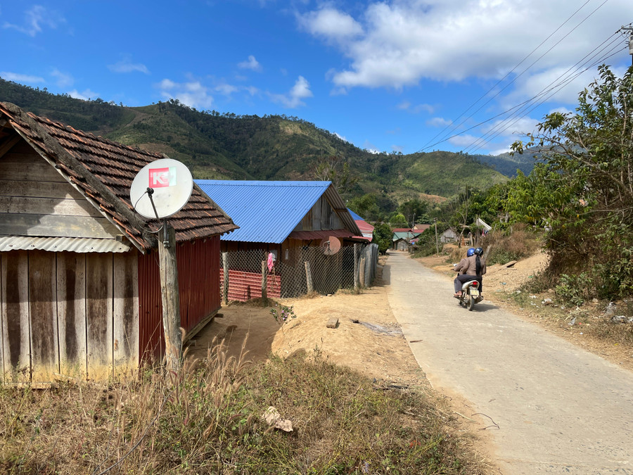 Đường bê tông dẫn từ xã đến từng ngôi làng nằm giữa điệp trùng mây núi. Ảnh: Lam Nguyên Đường bê tông dẫn từ xã đến từng ngôi làng nằm giữa điệp trùng mây núi. Ảnh: Lam Nguyên