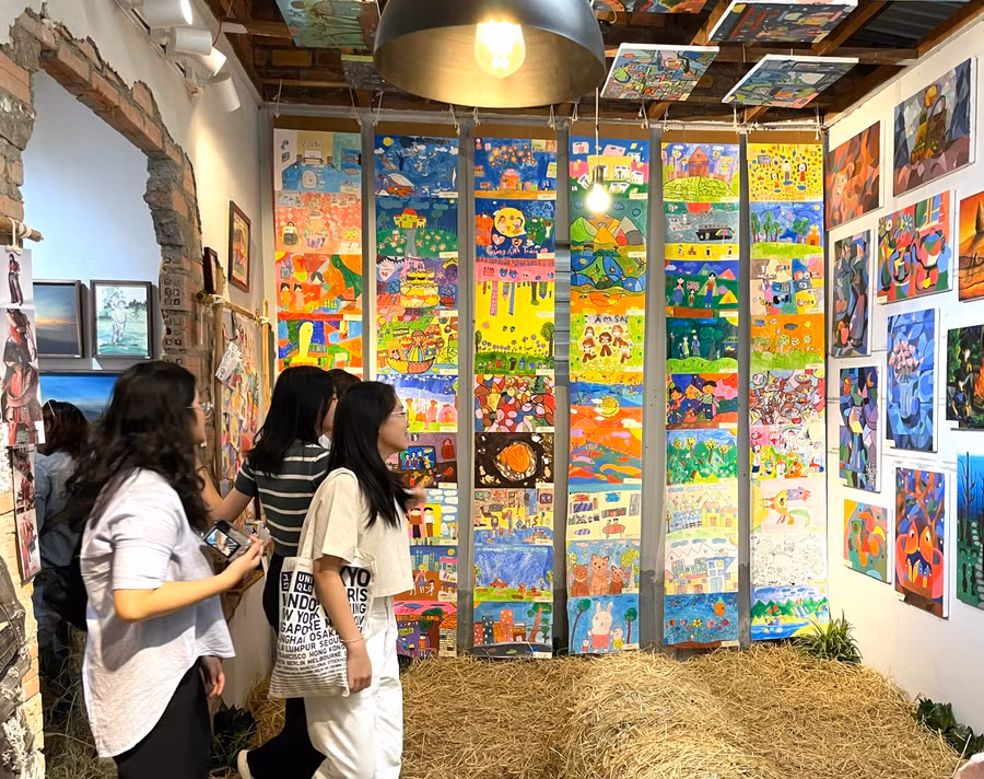 Các bạn trẻ thích thú tham quan triển lãm “Ta là nghệ sĩ của đất trời” vào sáng ngày 3-8. Ảnh: Lam Nguyên
