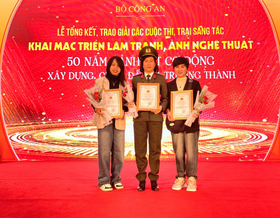 Từ trái sang: Tác giả Phan Thúy Quỳnh, Nguyễn Thị Thanh Thúy và Hà Thị Kim Lý được trao 3 giải cao nhất của cuộc thi. Ảnh: NVCC Từ trái sang: Tác giả Phan Thúy Quỳnh, Nguyễn Thị Thanh Thúy và Hà Thị Kim Lý được trao 3 giải cao nhất của cuộc thi. Ảnh: NVCC