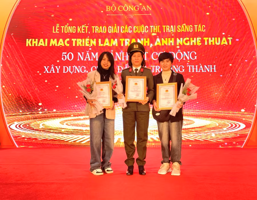 Từ trái sang: Tác giả Phan Thúy Quỳnh, Nguyễn Thị Thanh Thúy và Hà Thị Kim Lý được trao 3 giải cao nhất của cuộc thi. Ảnh: NVCC