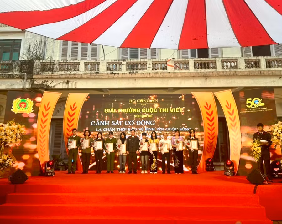 Ban Tổ chức trao giải cho các tác giả tham gia cuộc thi viết chủ đề “Cảnh sát cơ động-Lá chắn thép bảo vệ bình yên cuộc sống”. Ảnh: NVCC